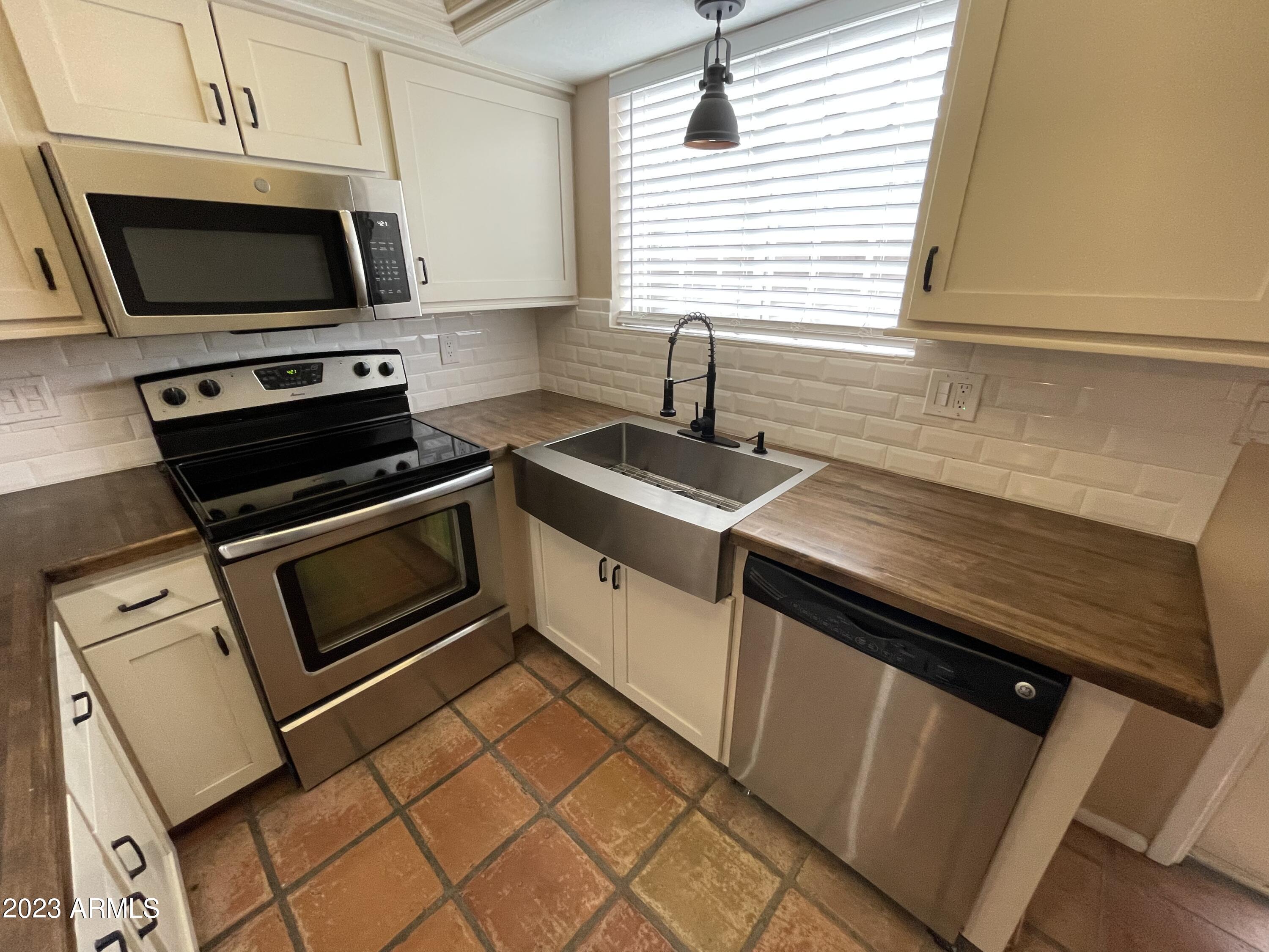 102 West Wagoner Road Phoenix, AZ 85023 - Photo 3 of 18 94D4B944-FC11-477B-8046-B43E4C828528
