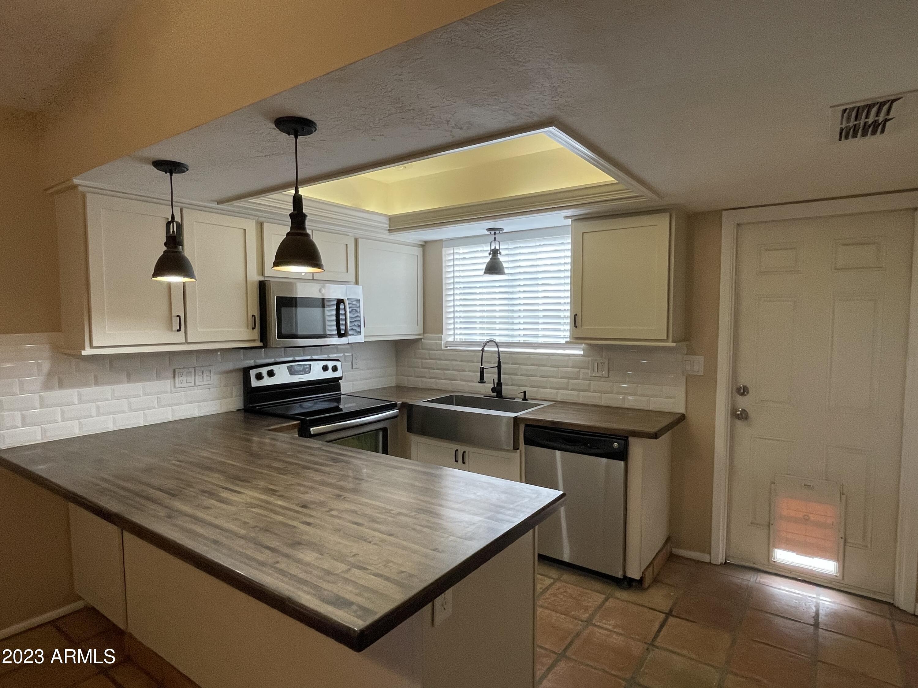 102 West Wagoner Road Phoenix, AZ 85023 - Photo 4 of 18 519B6C0B-8935-488C-9E63-50D28BF29454