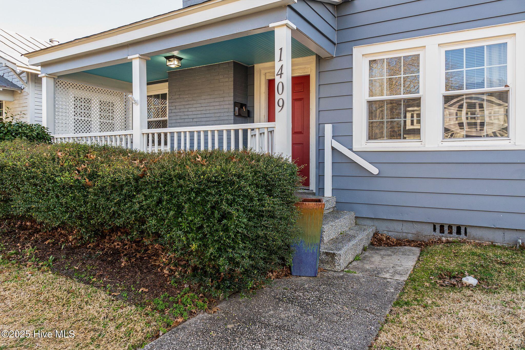1409 Rhem Avenue New Bern, NC 28560 - Photo 2 of 28 Front Porch