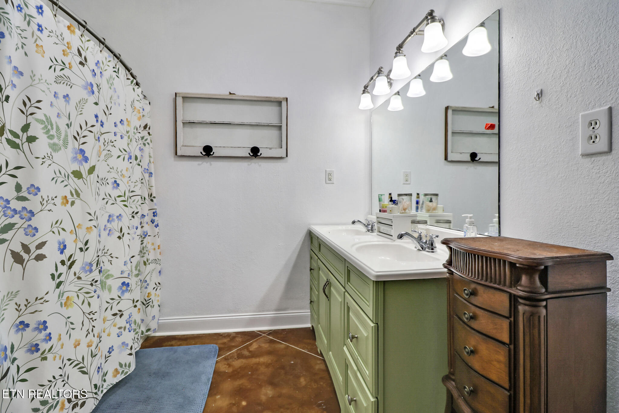 1803 Lawnville Road Kingston, TN 37763 - Photo 14 of 28 Primary Bath