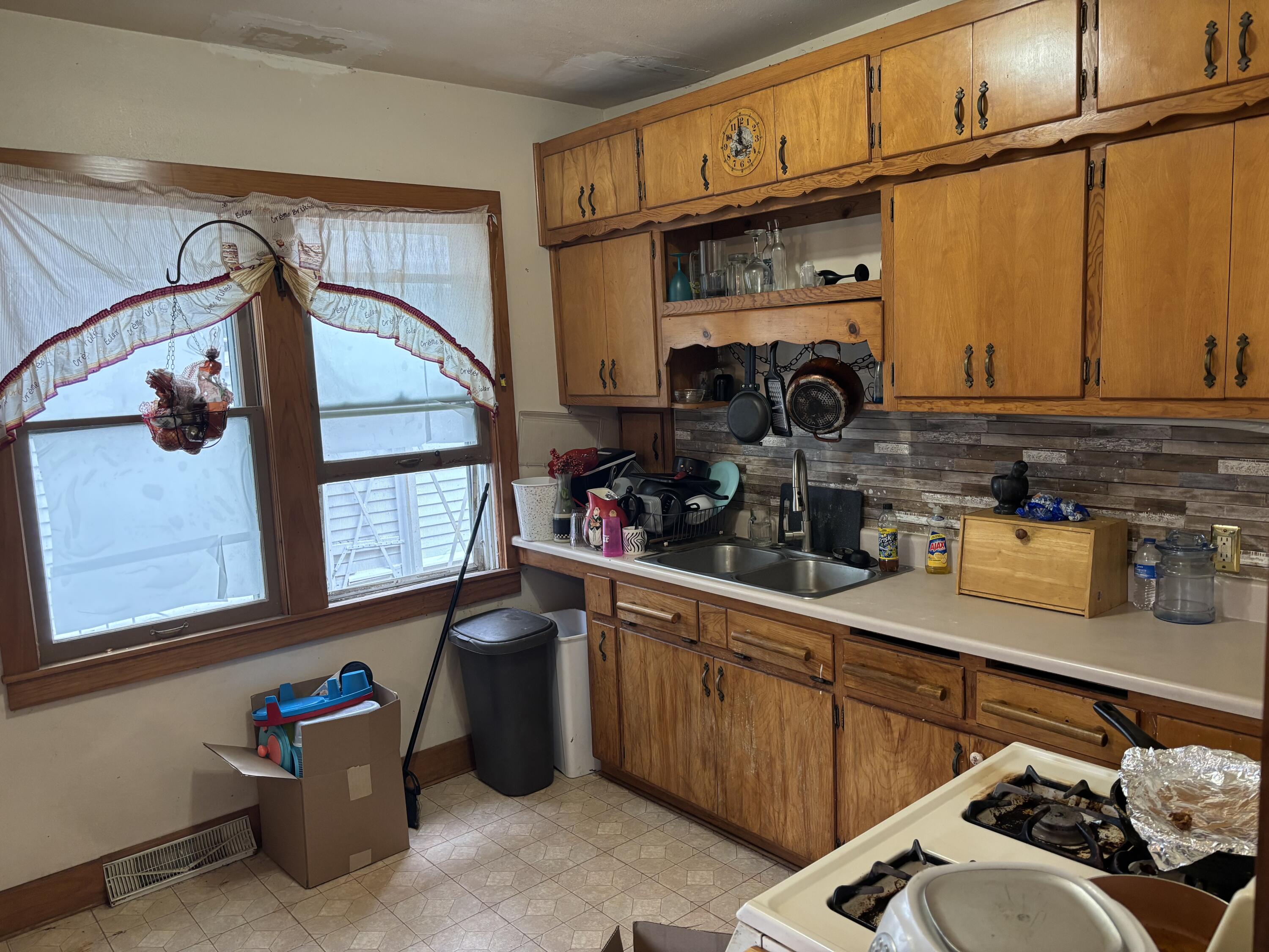 1041 College Avenue Racine, WI 53403 - Photo 9 of 21 IMG_5511