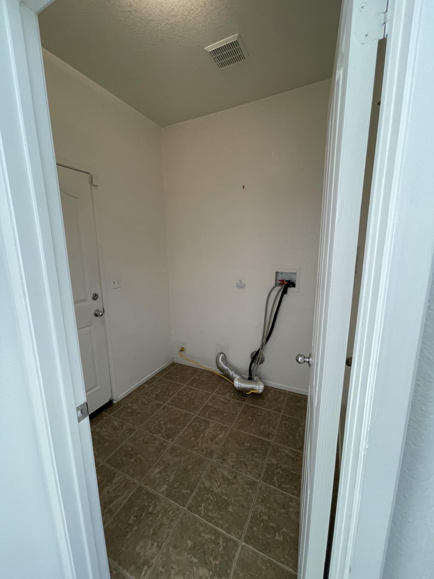 1122 Oro Ridge Palm Springs, CA 92262 - Photo 15 of 33 a room with gym equipment and a shower