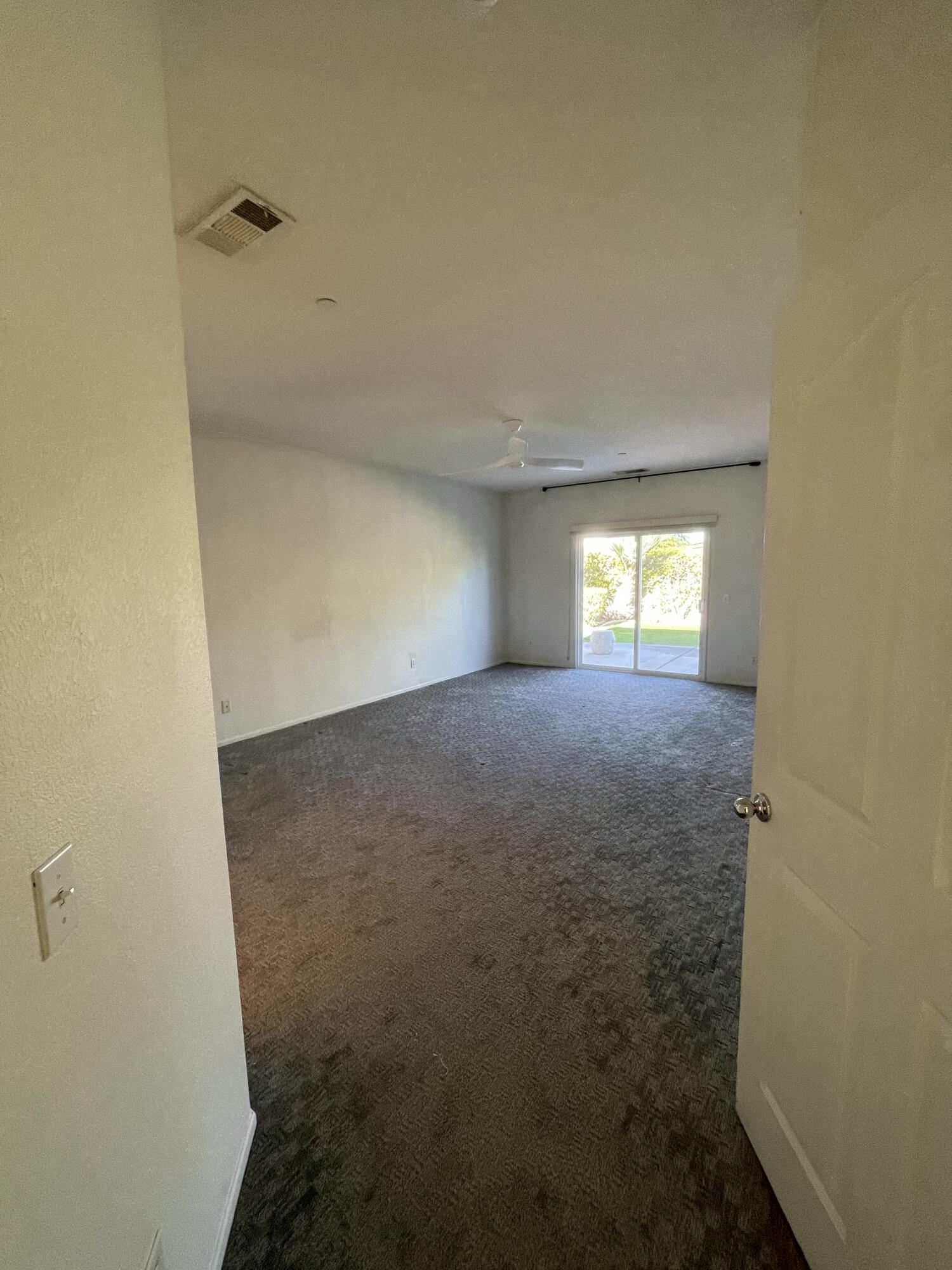 1122 Oro Ridge Palm Springs, CA 92262 - Photo 17 of 33 a view of an empty room and window