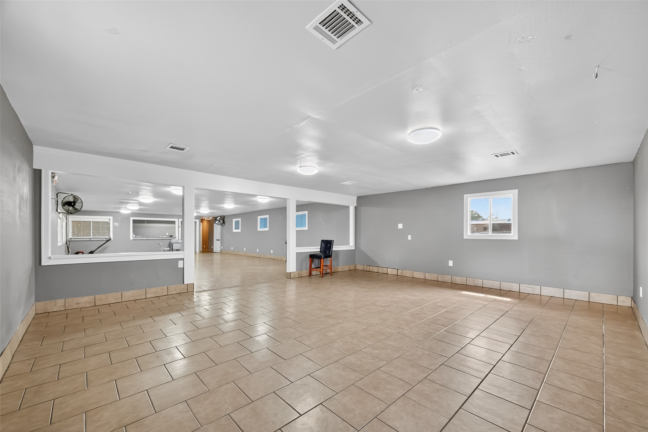 816 Barbara Mae Street Houston, TX 77015 - Photo 4 of 18 a view of a livingroom with natural light