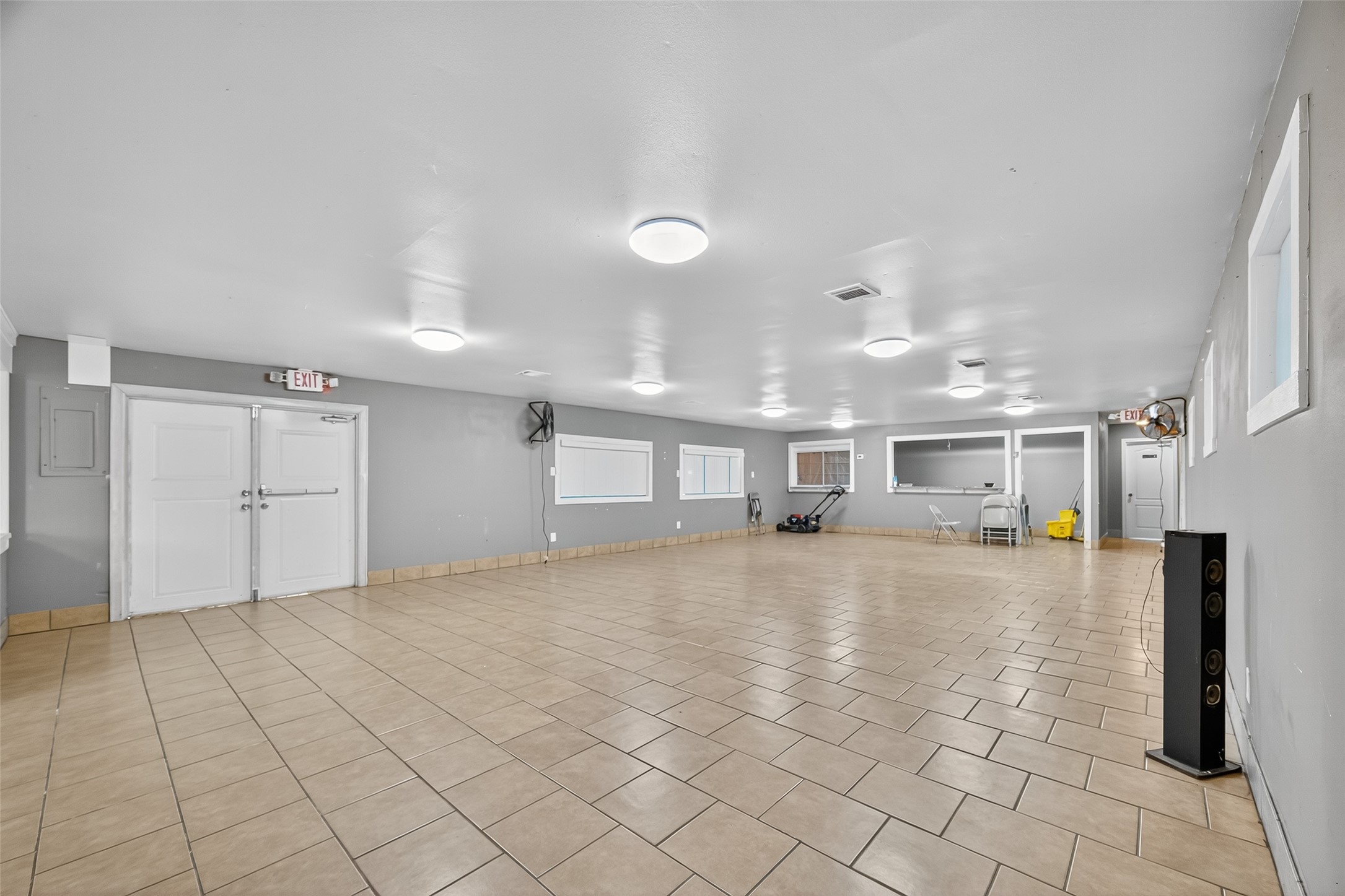 816 Barbara Mae Street Houston, TX 77015 - Photo 5 of 18 a view of a livingroom with a furniture and window