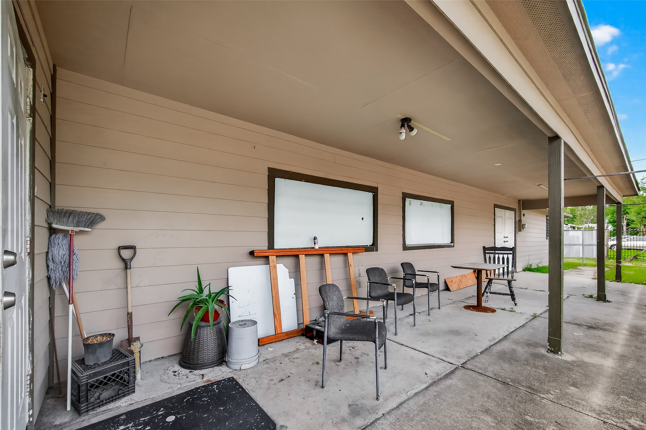 816 Barbara Mae Street Houston, TX 77015 - Photo 10 of 18 a living room with furniture