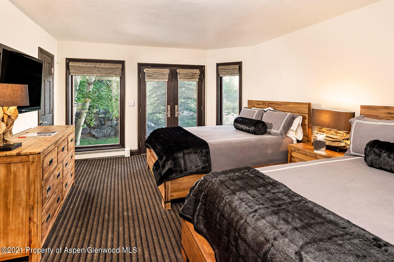 572 North Starwood Road Aspen, CO 81612 - Photo 19 of 26 a bedroom with two beds and a large window