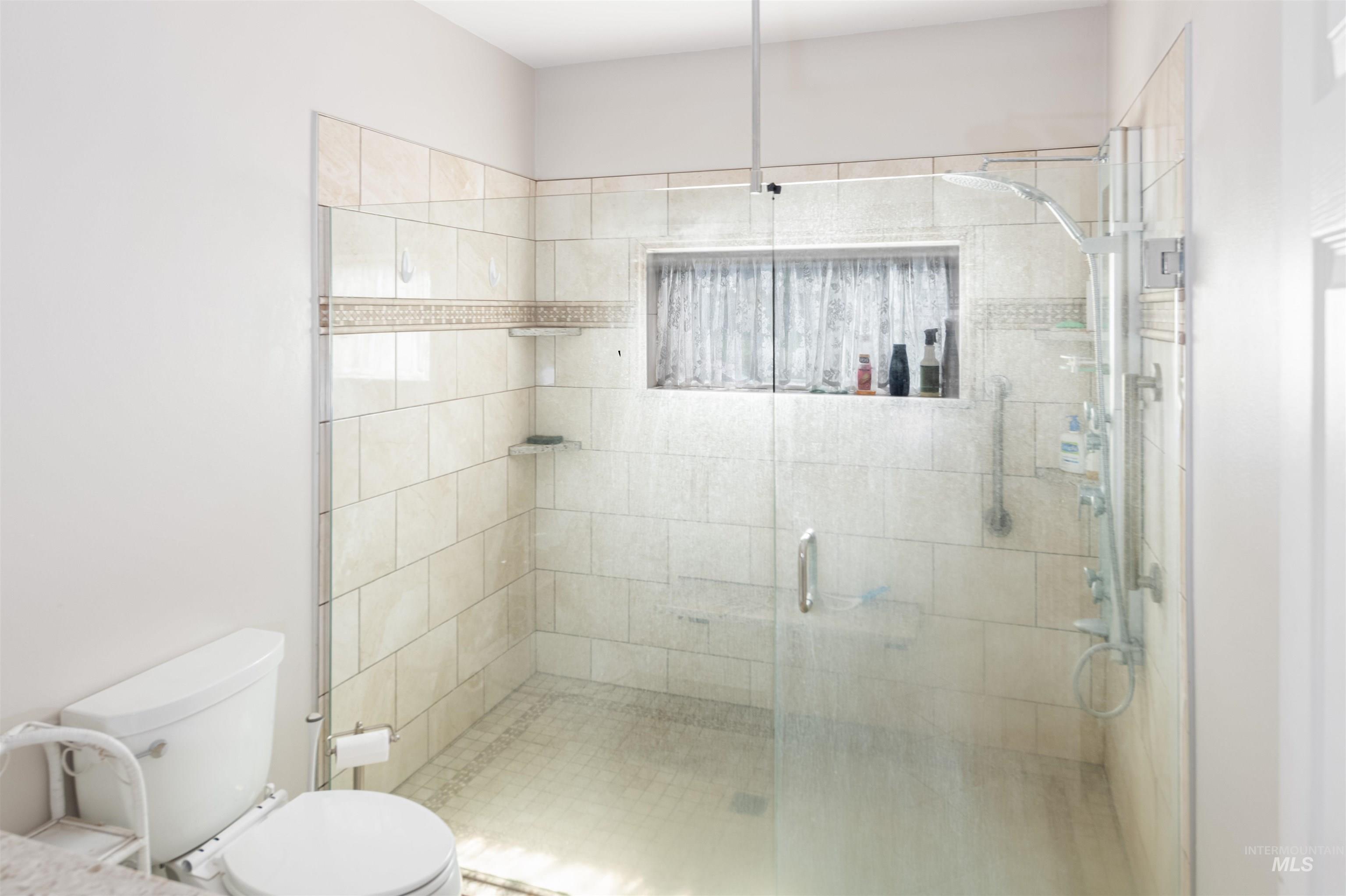 507 7th Avenue Lewiston, ID 83501 - Photo 18 of 30 Full bathroom with a stall shower and toilet