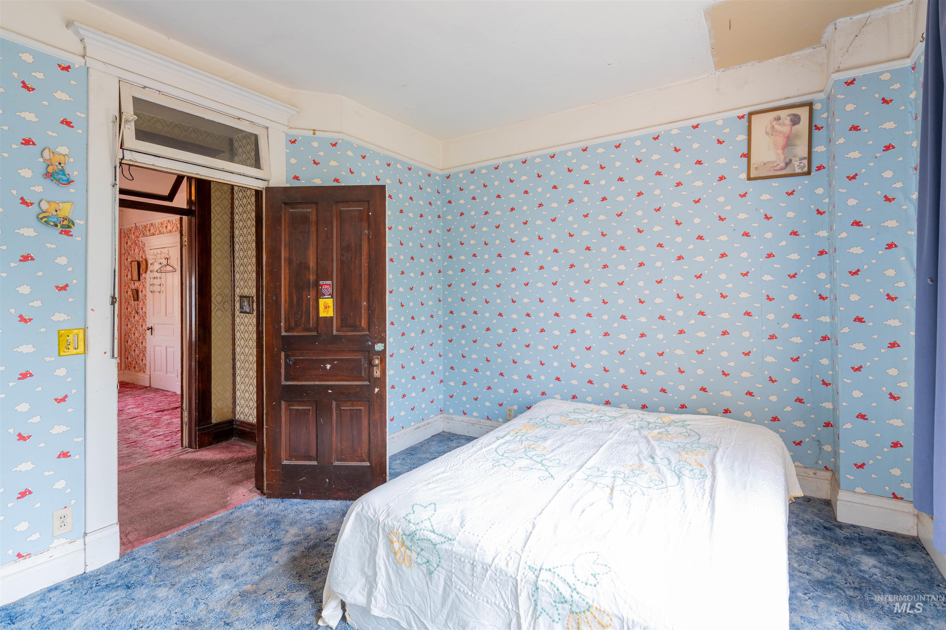 507 7th Avenue Lewiston, ID 83501 - Photo 23 of 30 Bedroom featuring wallpapered walls and carpet floors