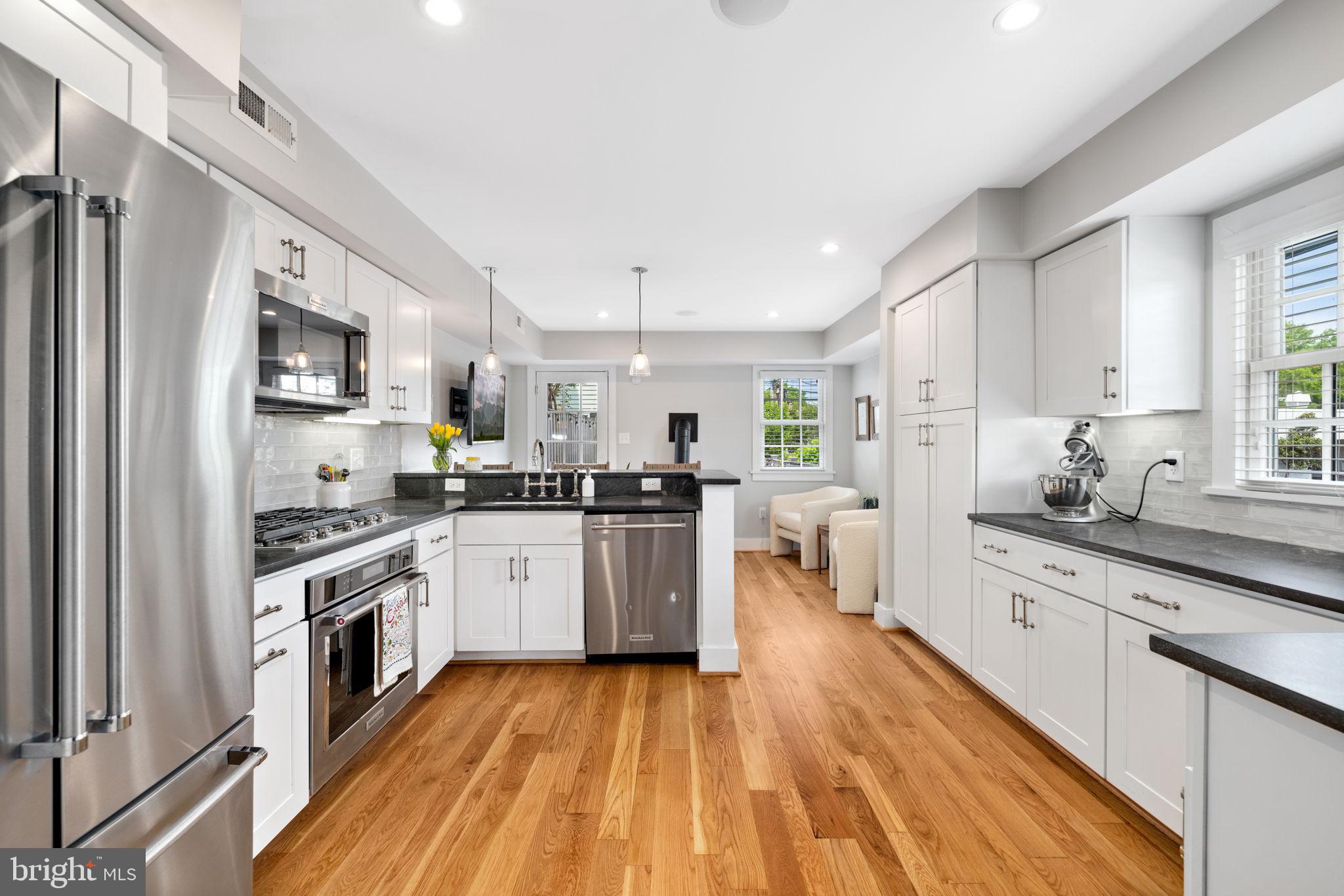 601 South St Asaph Street Alexandria, VA 22314 - Photo 8 of 38