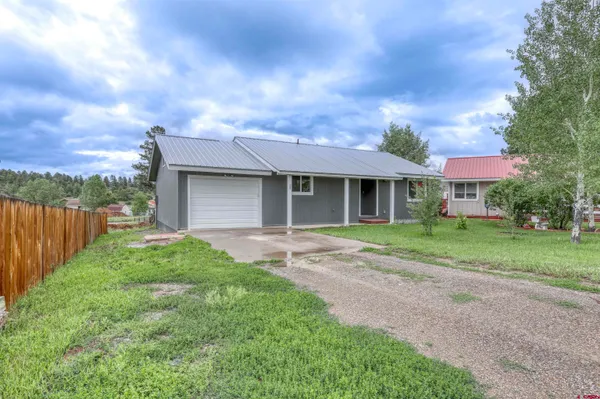a view of a yard in front of house