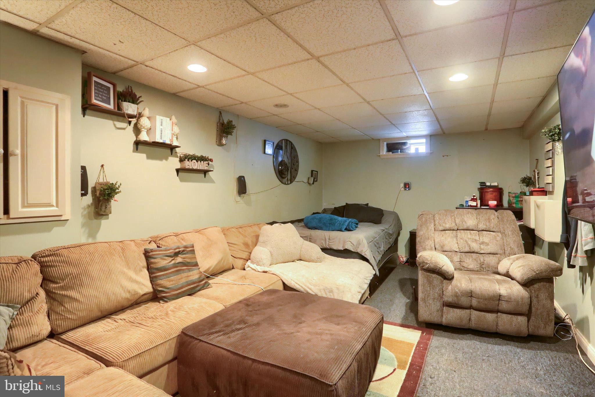 2337 Thornton Road Harrisburg, PA 17109 - Photo 22 of 34 a living room with furniture