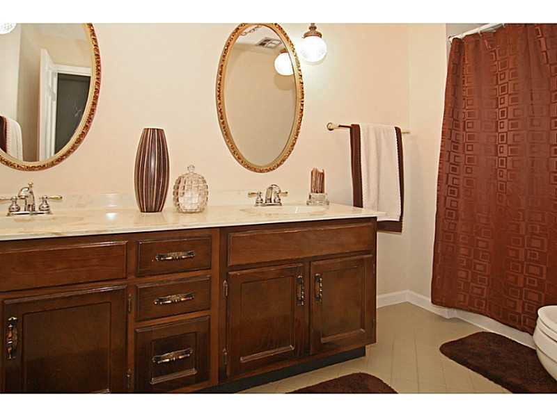 8730 Shagbark Road Indianapolis, IN 46260 - Photo 19 of 24 Gallery Image 19