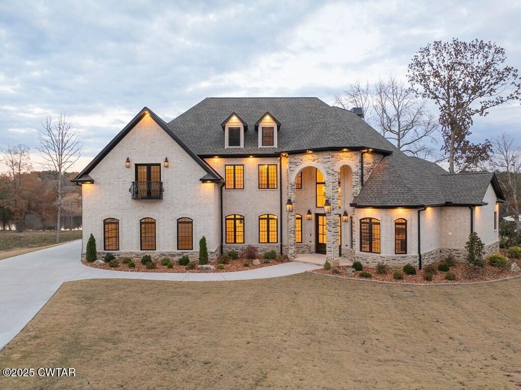 425 Shoreview Lane Huntingdon, TN 38344 - Photo 3 of 65 a view of a white house with a yard