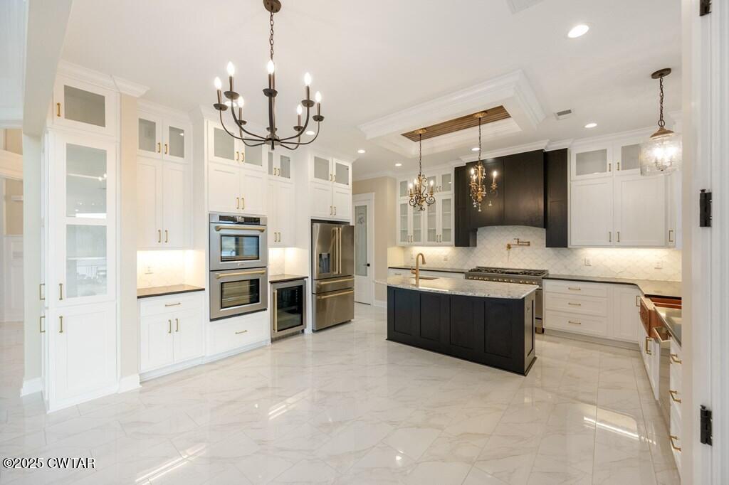 425 Shoreview Lane Huntingdon, TN 38344 - Photo 32 of 65 a large kitchen with stainless steel appliances kitchen island granite countertop a sink and cabinets