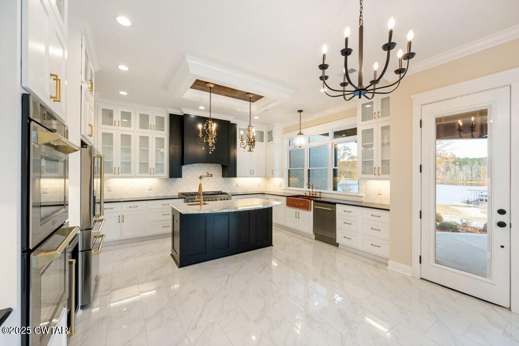 425 Shoreview Lane Huntingdon, TN 38344 - Photo 33 of 65 a large kitchen with stainless steel appliances kitchen island granite countertop a refrigerator and a sink