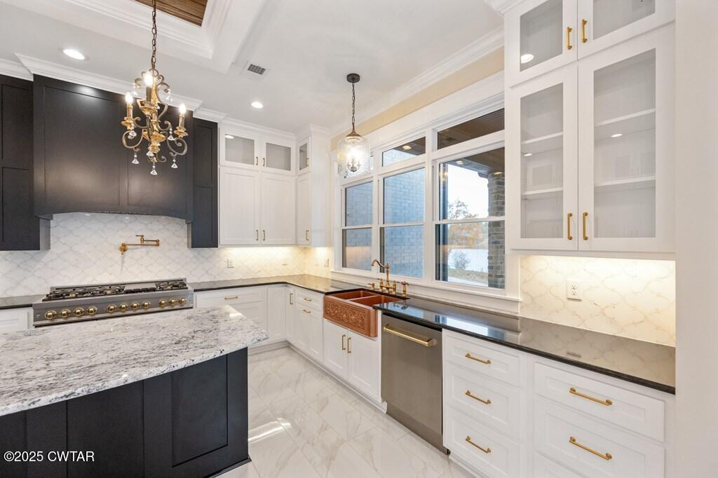 425 Shoreview Lane Huntingdon, TN 38344 - Photo 38 of 65 a kitchen with granite countertop a sink stove and cabinets