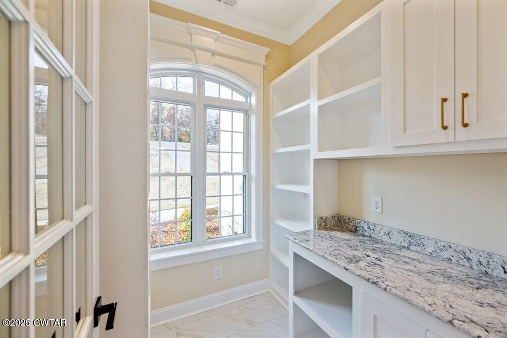 425 Shoreview Lane Huntingdon, TN 38344 - Photo 39 of 65 a view of cabinets and window