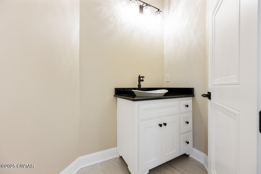 425 Shoreview Lane Huntingdon, TN 38344 - Photo 40 of 65 a bathroom with a sink and a mirror