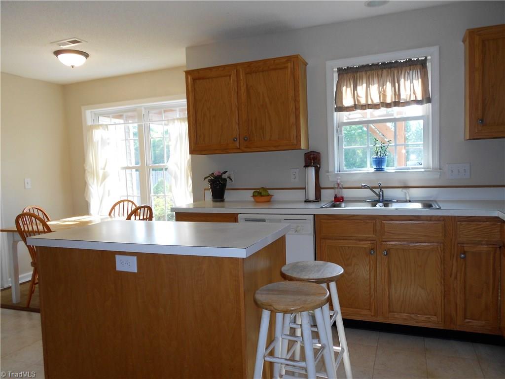 3724 Shadow Ridge Drive High Point, NC 27265 - Photo 4 of 14 Gallery Image 4