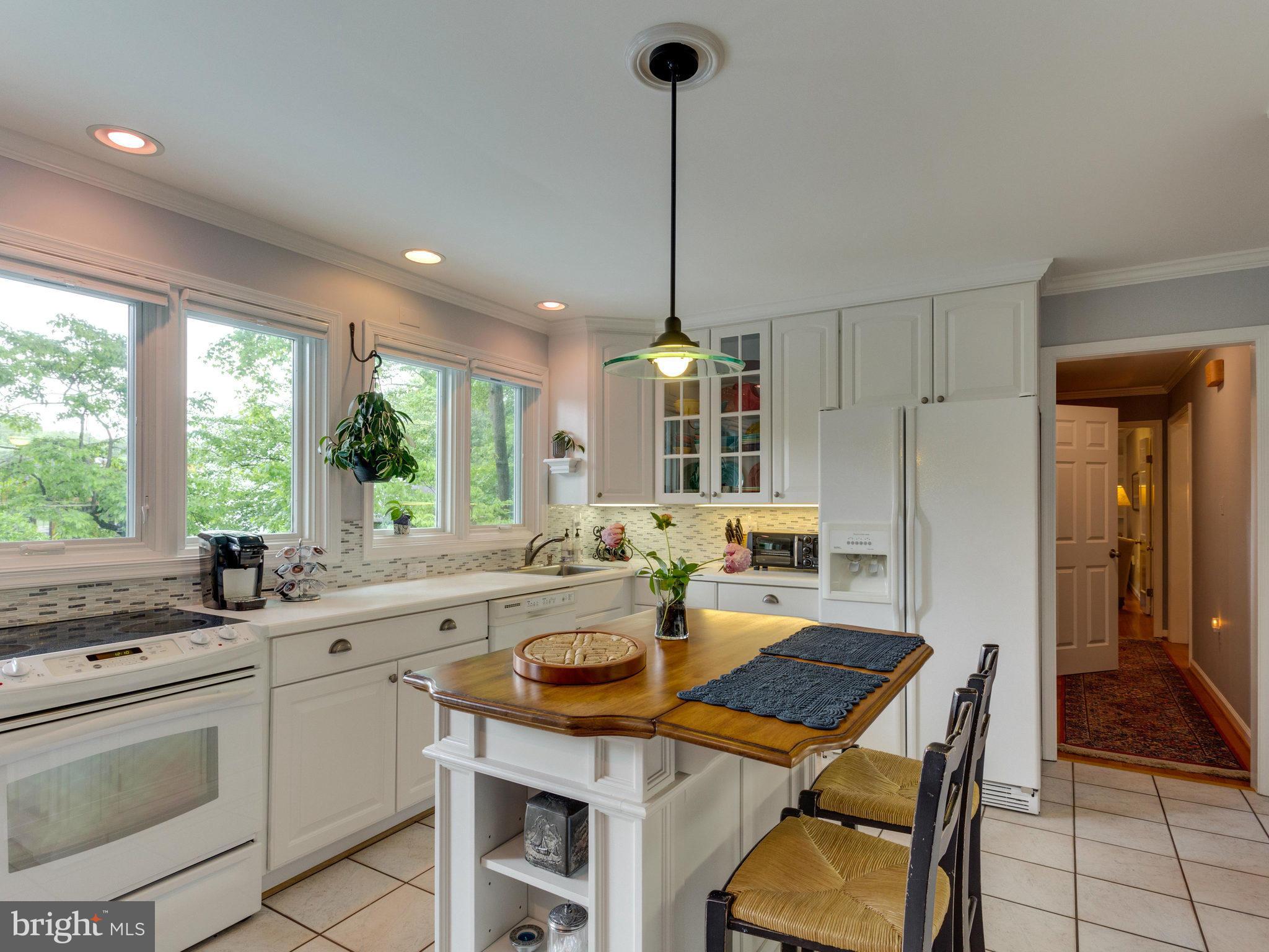 8235 Crown Court Road Alexandria, VA 22308 - Photo 7 of 26 Kitchen