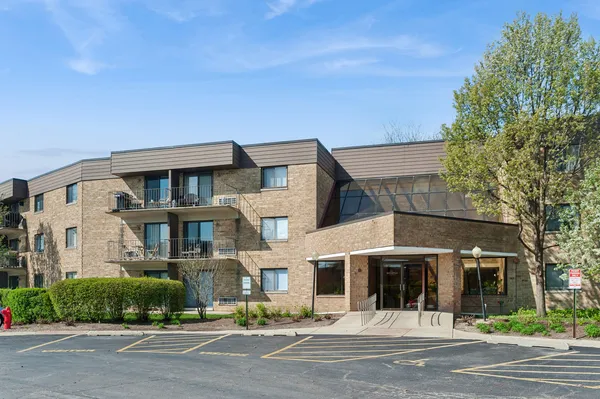 $165,000 | 5550 Astor Lane, Unit 303, Rolling Meadows, IL 60008