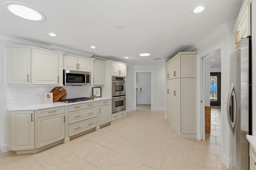 2080 Hawaii Avenue Northeast St. Petersburg, FL 33703 - Photo 14 of 58