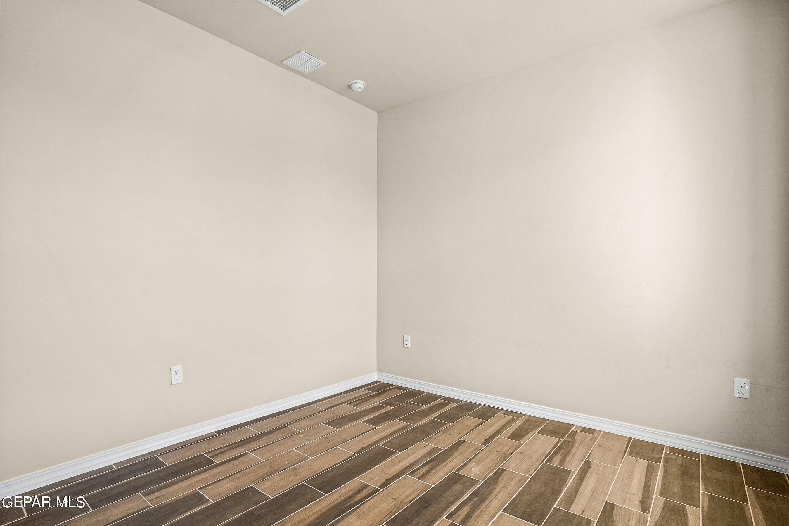 871 Country Club Road, Unit 4E El Paso, TX 79932 - Photo 23 of 34 a view of room with wooden floor