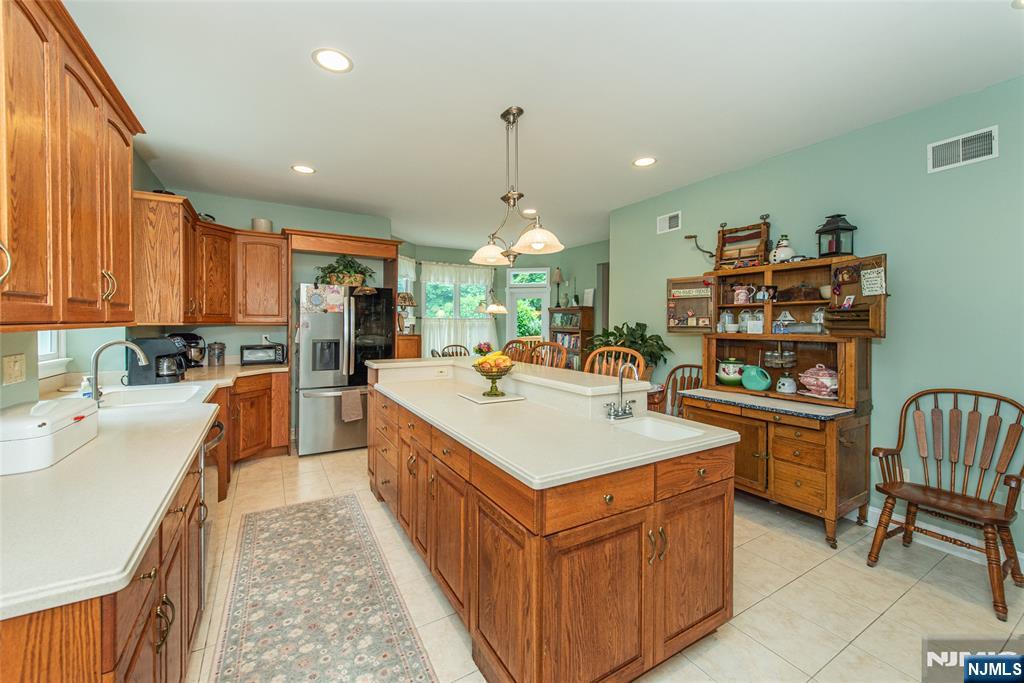 37 Thomas Wayne, NJ 07470 - Photo 8 of 32