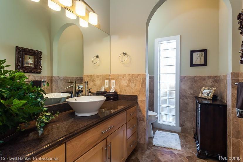 5801 Brewster Road Rochester, MI 48306 - Photo 23 of 30 Brewster Powder Room Formal.jpg