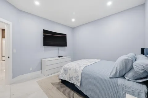 a view of a house with backyard and garden