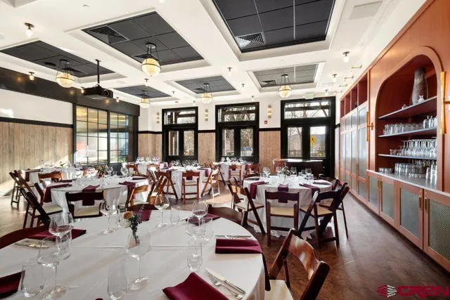 a room with lots of tables and chairs