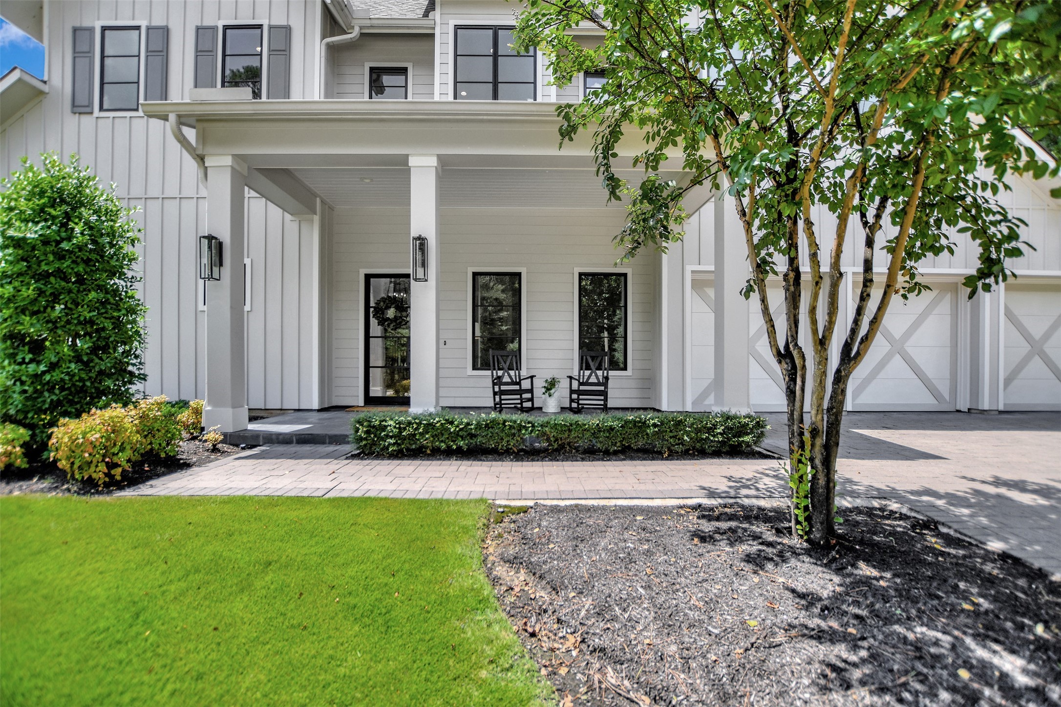 411 Copa Palm Loop Montgomery, TX 77316 - Photo 4 of 46 a front view of a house with garden