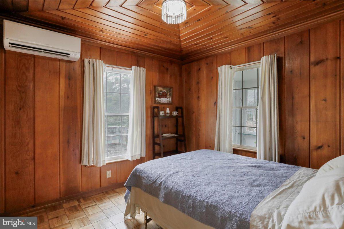 12465 Supinlick Ridge Road Edinburg, VA 22824 - Photo 37 of 76 Main level bedroom