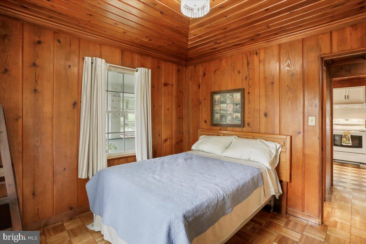 12465 Supinlick Ridge Road Edinburg, VA 22824 - Photo 38 of 76 Main Level bedroom