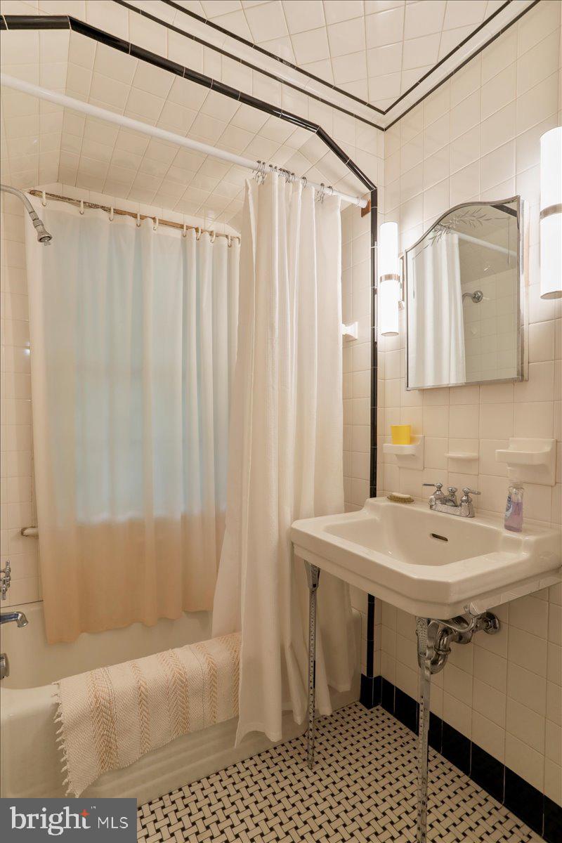 12465 Supinlick Ridge Road Edinburg, VA 22824 - Photo 41 of 76 Full bath on main floor