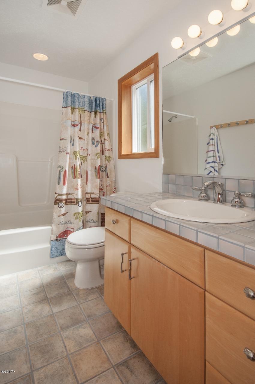 450 Edgewater Depoe Bay, OR 97341 - Photo 32 of 51 Upstairs Guest Bath