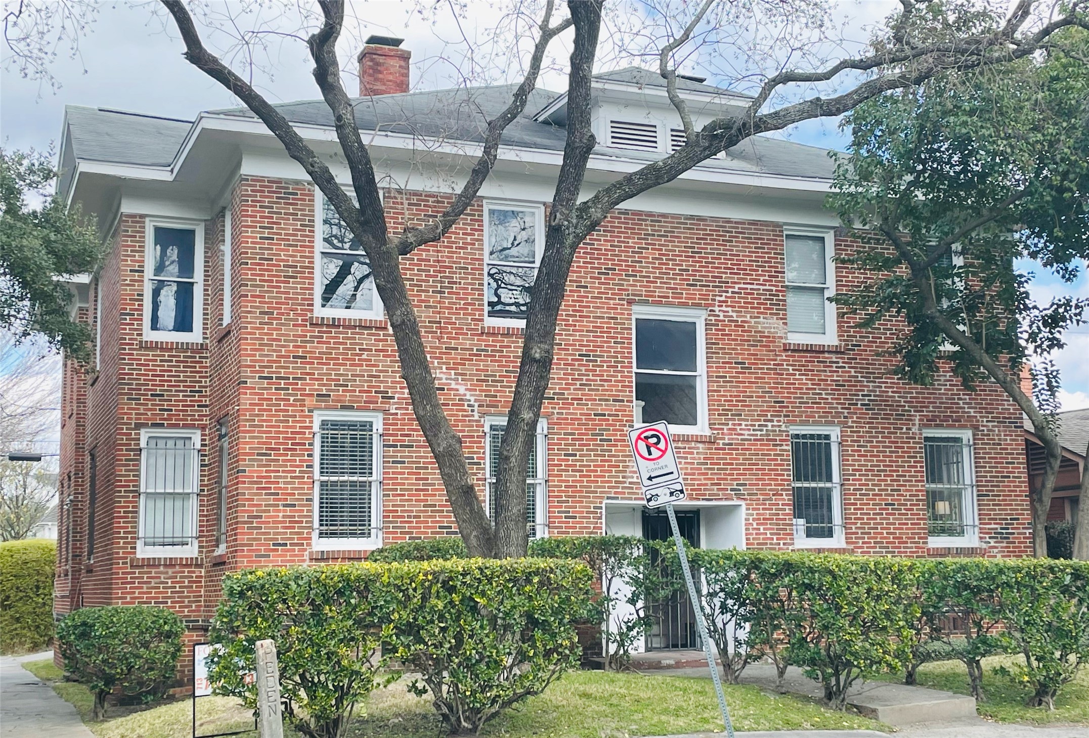 614 Peden Street, Unit B Houston, TX 77006 - Photo 11 of 11 front view of a house with a yard