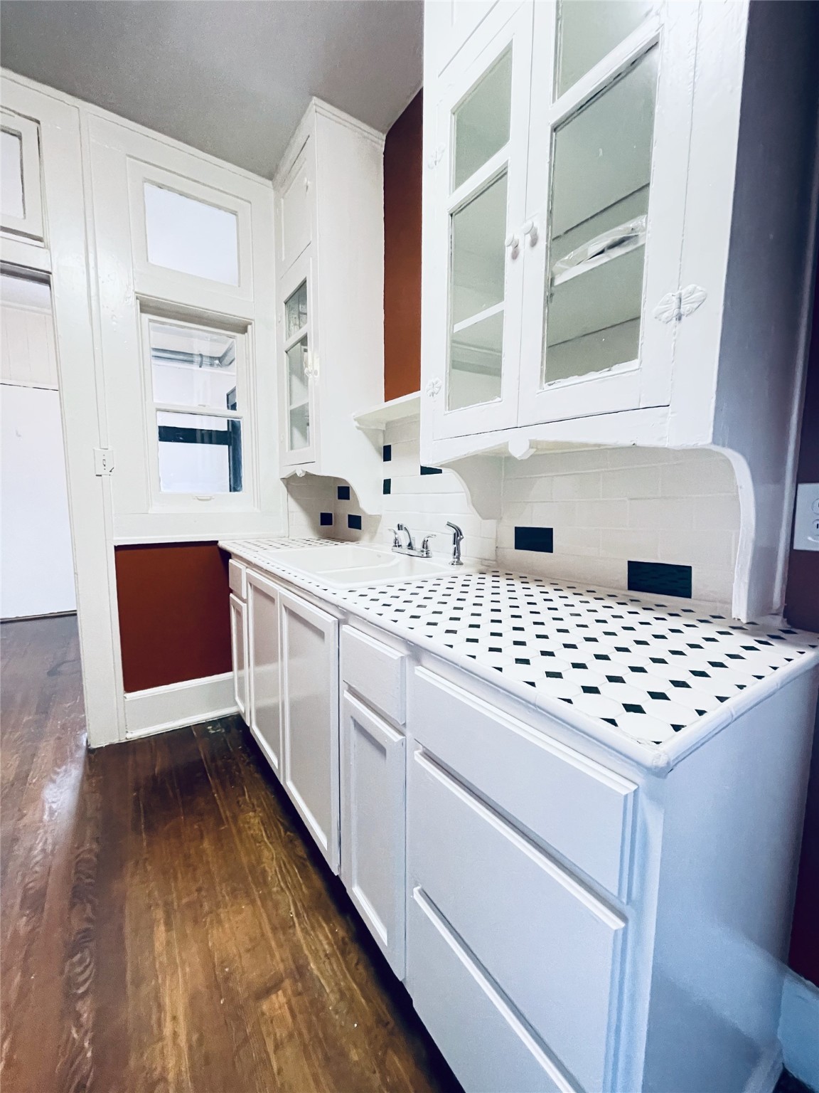 614 Peden Street, Unit B Houston, TX 77006 - Photo 6 of 11 a kitchen that has a sink and a stove in it