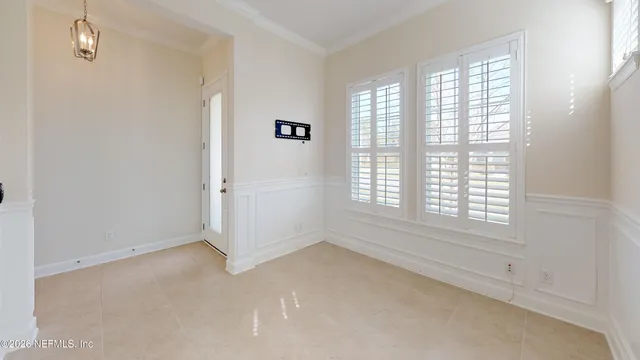 a view of empty room with window