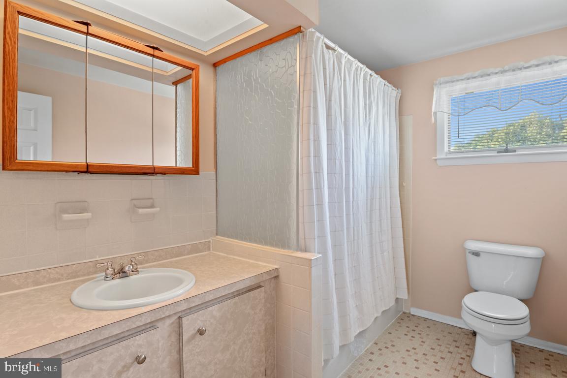 1538 Windmill Road Warminster, PA 18974 - Photo 27 of 32 Hall bathroom