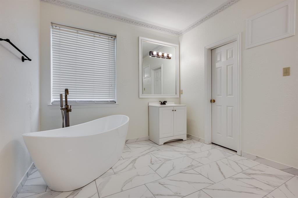 3600 Leighton Ridge Drive Plano, TX 75025 - Photo 14 of 38 a view of a bathtub in a room