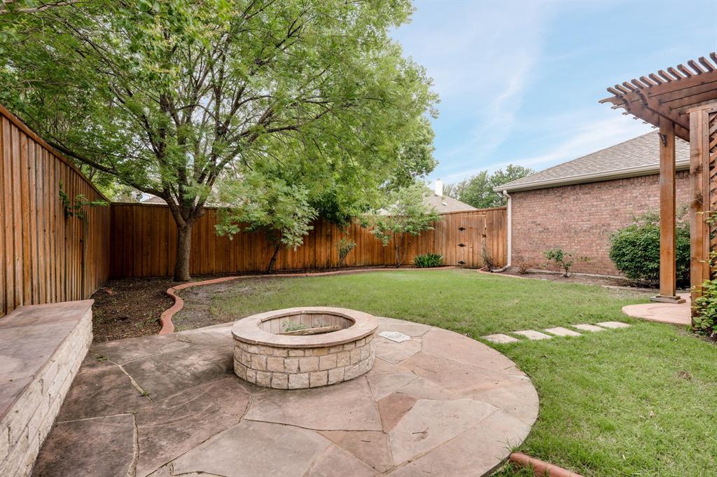 3600 Leighton Ridge Drive Plano, TX 75025 - Photo 37 of 38 a view of a backyard with table and chairs and wooden fence