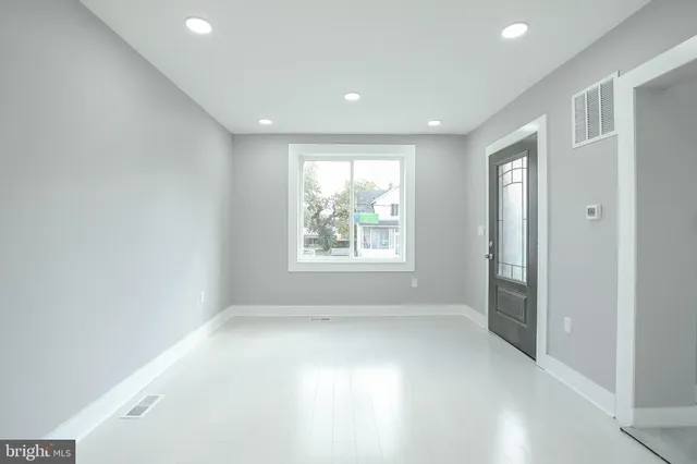 a view of empty room with window