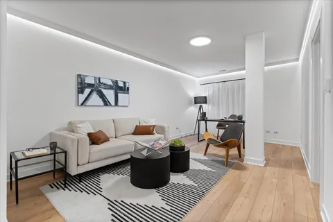 $1,124,900 | 39 East Schiller Street, Unit 1E, Chicago, IL 60610