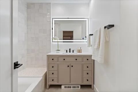 $1,124,900 | 39 East Schiller Street, Unit 1E, Chicago, IL 60610