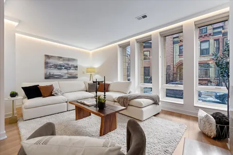 $1,124,900 | 39 East Schiller Street, Unit 1E, Chicago, IL 60610