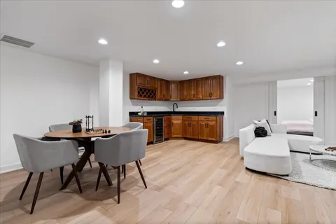 $1,124,900 | 39 East Schiller Street, Unit 1E, Chicago, IL 60610