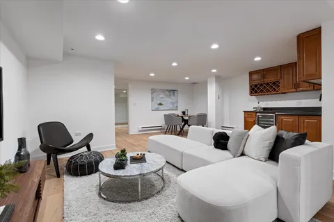 $1,124,900 | 39 East Schiller Street, Unit 1E, Chicago, IL 60610