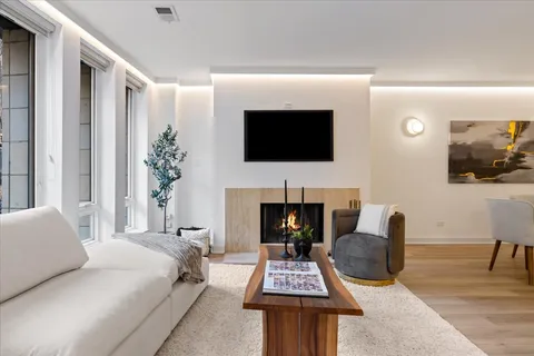 $1,124,900 | 39 East Schiller Street, Unit 1E, Chicago, IL 60610